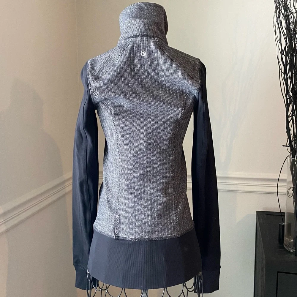 lululemon jacket grey/ black size 4